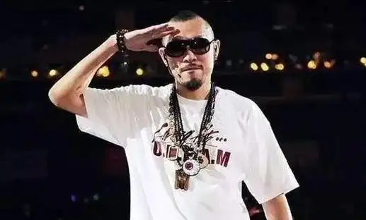 从陈飞宇到谭咏麟,面对女粉的投怀送抱,这6位男明星都没把持住