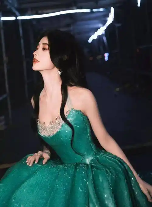 鞠婧祎写真,一袭墨绿亮片公主裙,纯情淡雅,美丽迷人