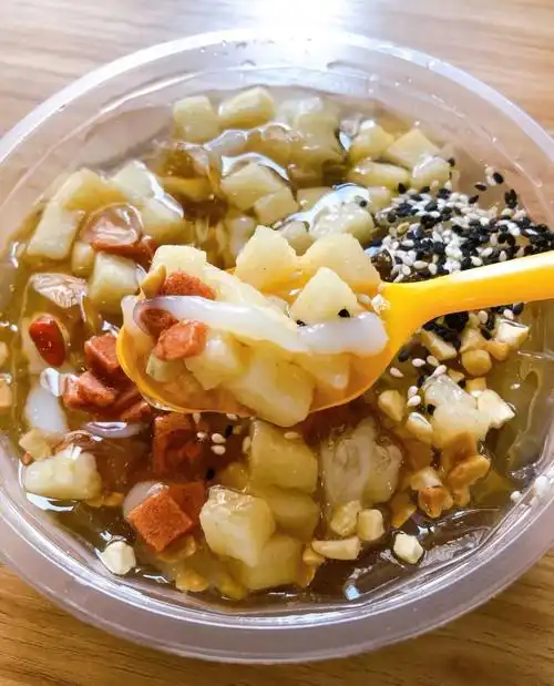 糍粑冰粉有各种口味,分别是:玫瑰,菠萝,西瓜,香芋,芒果等,价格都是8元