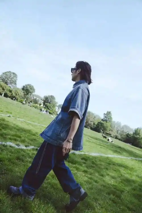 谢霆锋伦敦球场公园照,牛仔穿搭率性利落