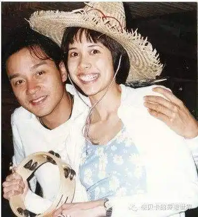 莫文蔚曾和张国荣合作了《色情男女》,而且两人还有一些激情戏.