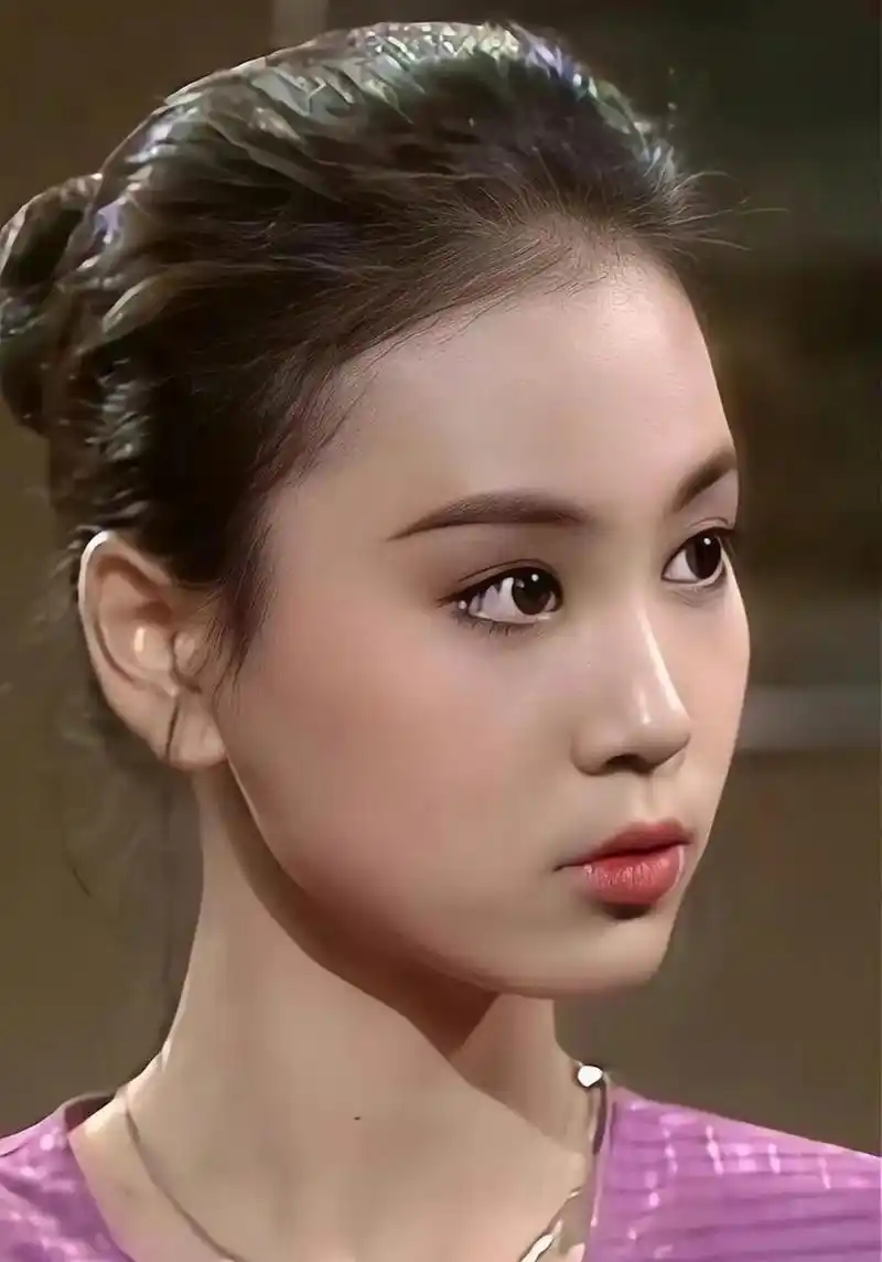 没想到刘雪华年轻时这么美 以前看过刘雪华的戏,大多是中老年时期的