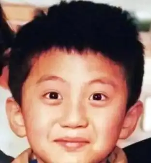 邓超小帅哥林更新小时候就已经是个帅气的小伙子,因此长大后成为了