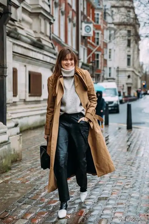 灰色和棕色是一对相互补充的颜色,它们组成的搭配非常经典和优雅.