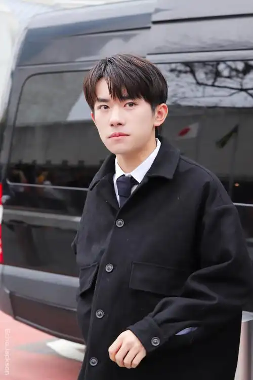 易烊千玺机场穿搭又帅又高冷,这是直击心脏的俊男,是我的小骄傲