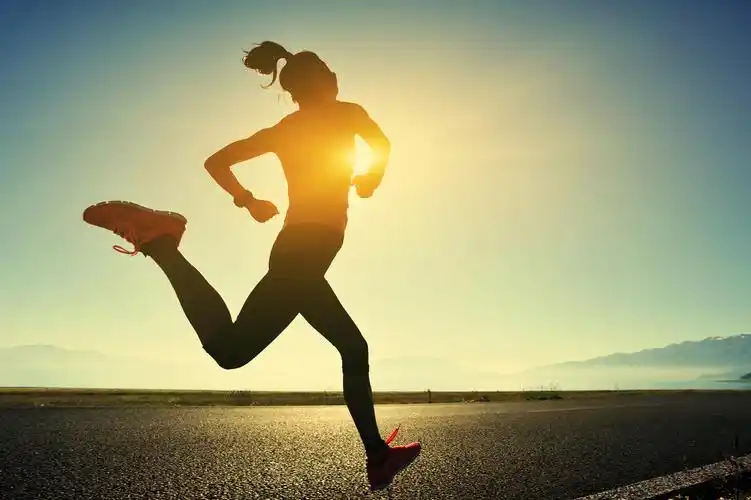 奔跑奋斗奔跑坚持克服困难运动健身户外跑步下载五四青年节跑步的男女