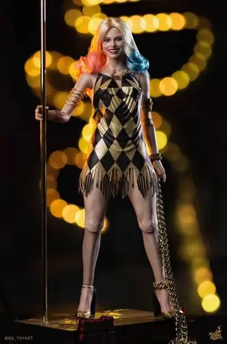 《x特遣队》小丑女(金色舞衣版) 1:6比例珍藏人偶官方实物图