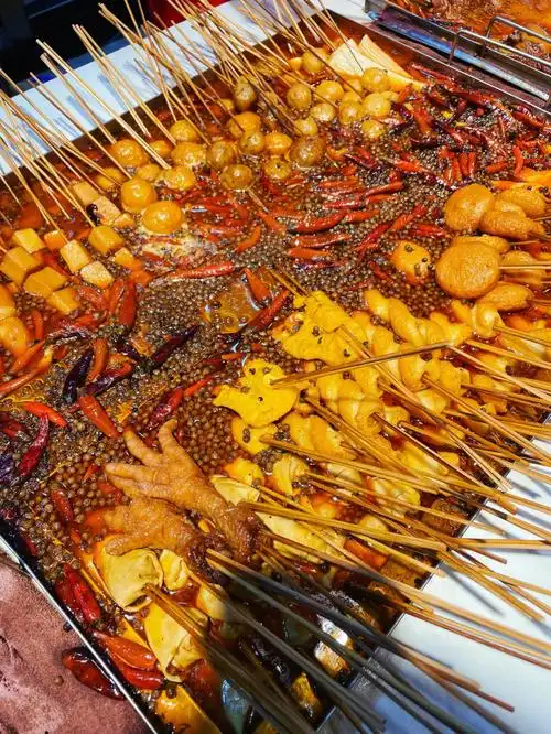 郑州美食传统麻辣串串香一元一串爽