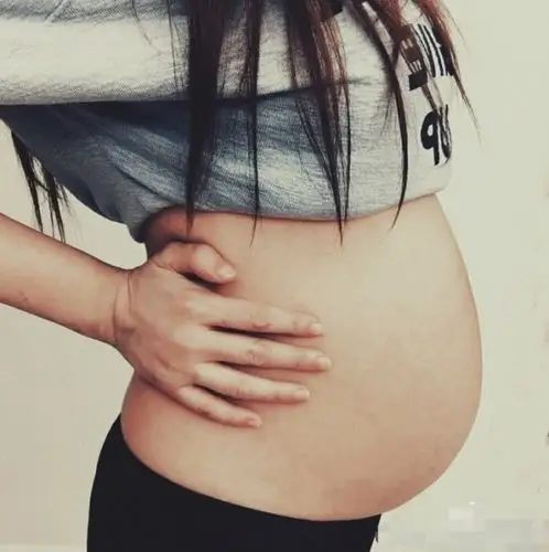 伊能静晒孕肚照:和小小秦的第一次合照