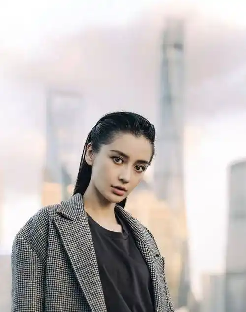 30岁angelababy同台17岁赵今麦,露脐装配百褶裙,差13岁像同龄人_感觉