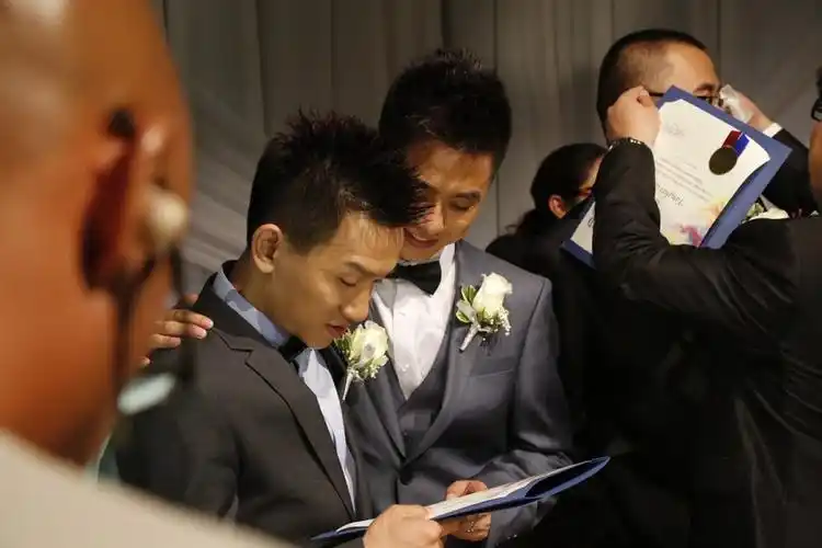 七对中国同性恋情侣在美国结婚