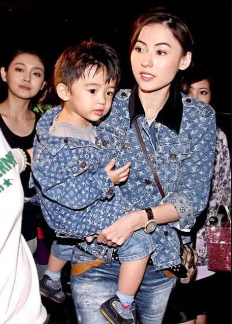 张柏芝三胎儿子首次曝光 携手身高190男友引猜测