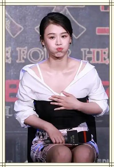 马思纯嫌深v太低不停捂胸防走光壁咚赵又廷礼貌眼亮了