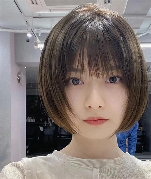 这款短发可以说是大脸女生的福音啦,高层次的头发剪裁,让脸小一圈不止