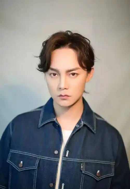 有种"整容"叫尹正寸头,看到照片想恋爱,网友:吴彦祖本祖?