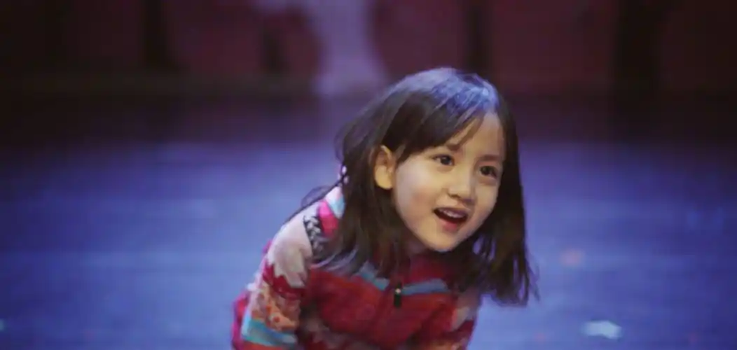 孙莉,黄磊家的妹妹则更像个古灵精怪的小精灵,有的时候会因为想吃