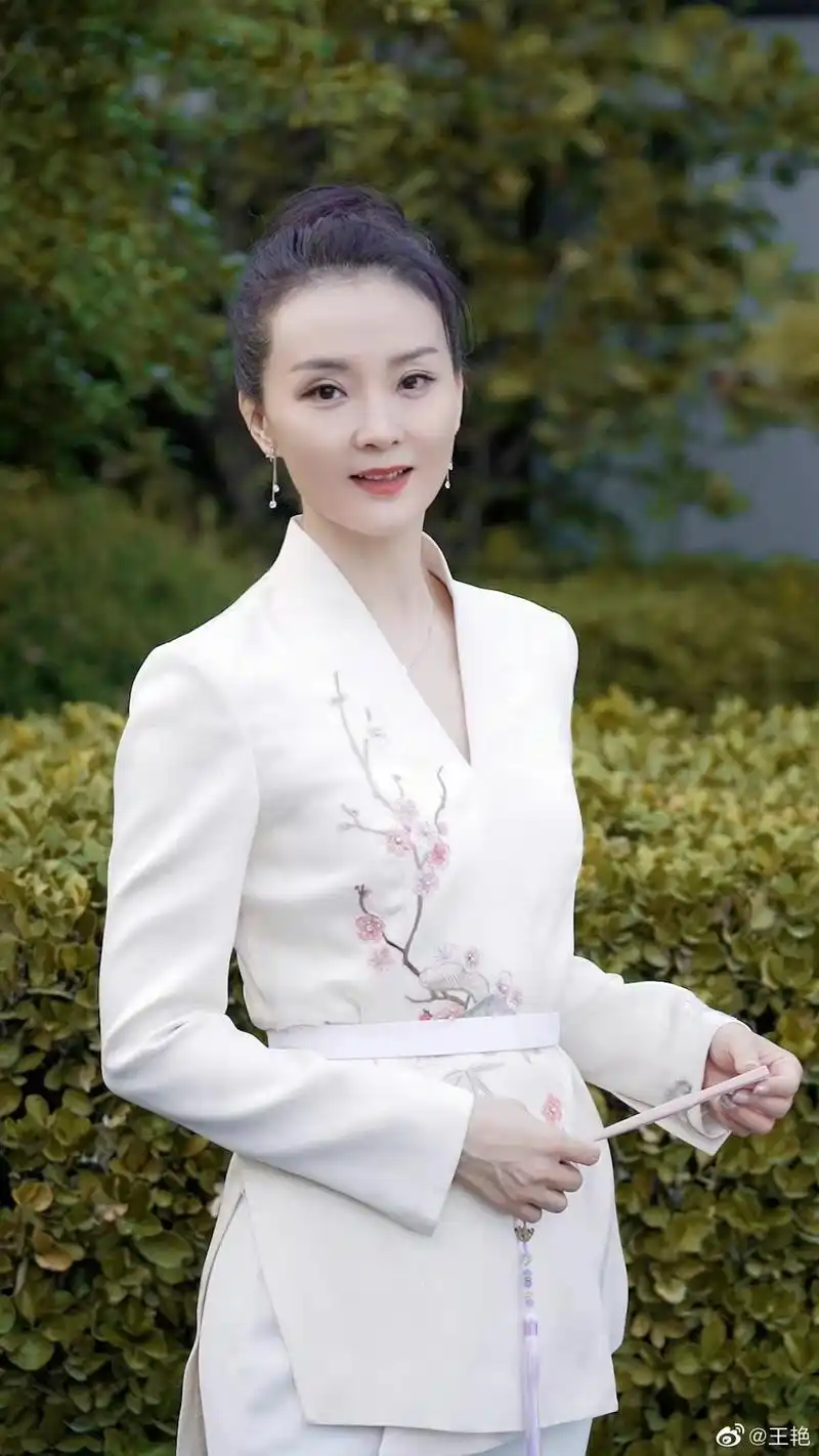 "晴格格"王艳晒美照,穿中国风刺绣上衣搭丸子头,温婉又优雅