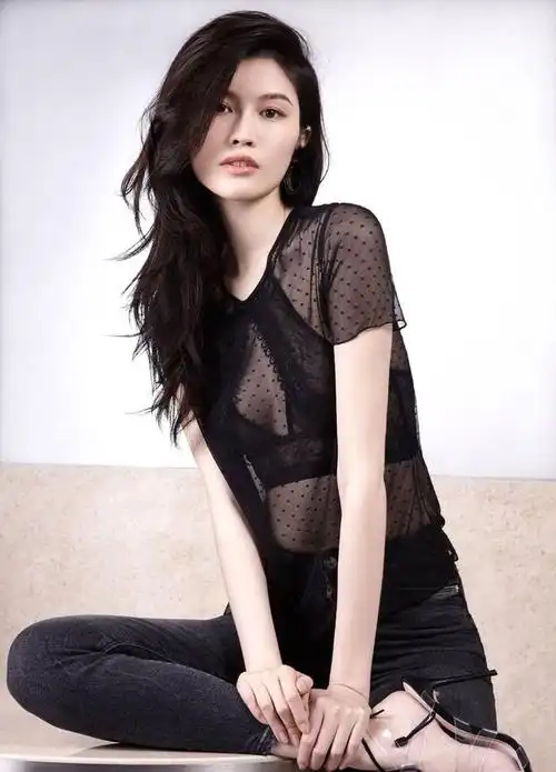 长腿超模何穗,1米78的傲人身材气质一绝