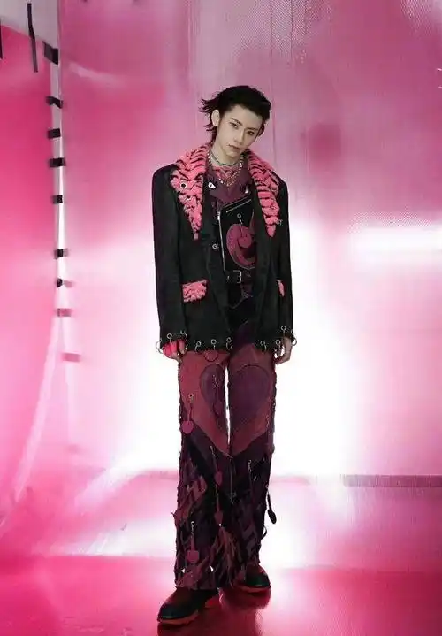 小鬼疑似回应妆容争议,掌握不好分寸就油腻,网友:已经很油腻了_小贵