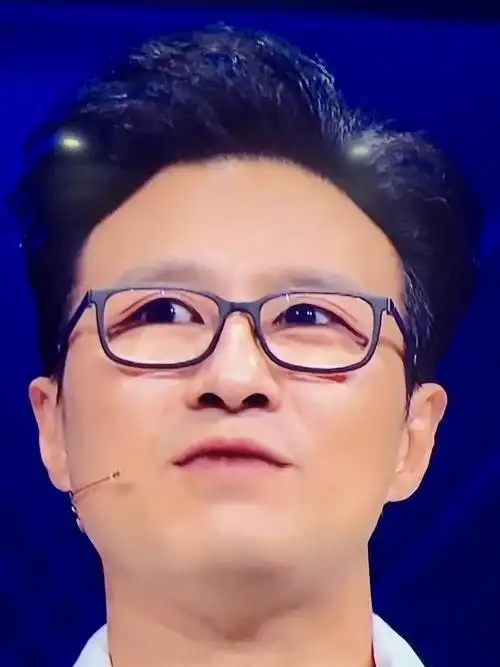 汪峰的放大镜是不是又增加度数了(更:才知道他摘.