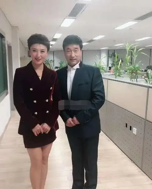 闫学晶47岁还是那么美, 站在老公旁边像女儿, 跟女儿合照似姐妹