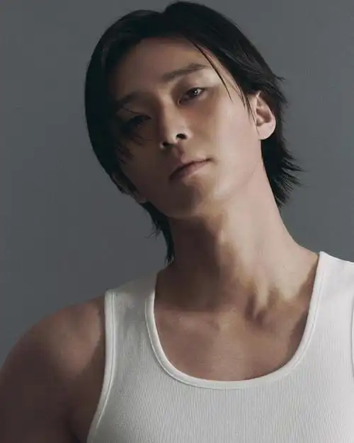 韩国艺人朴叙俊拍日本杂志写真秀健美身材