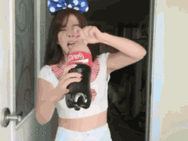 可乐美女手足无措gif动图_动态图_表情包下载_soogif