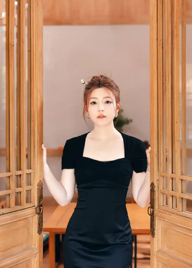 陈妍希黑色连衣裙优雅写真