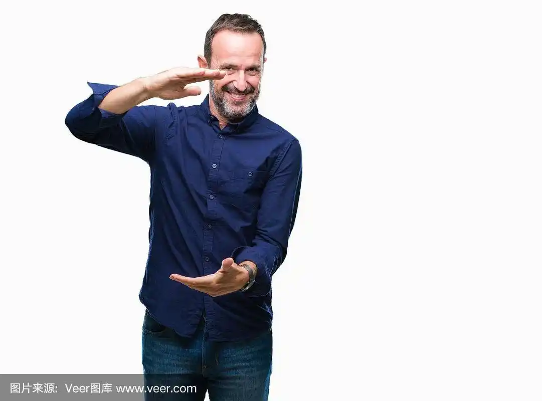 中年老人在孤立的背景下用手比划着大而大的符号,尺度符号.