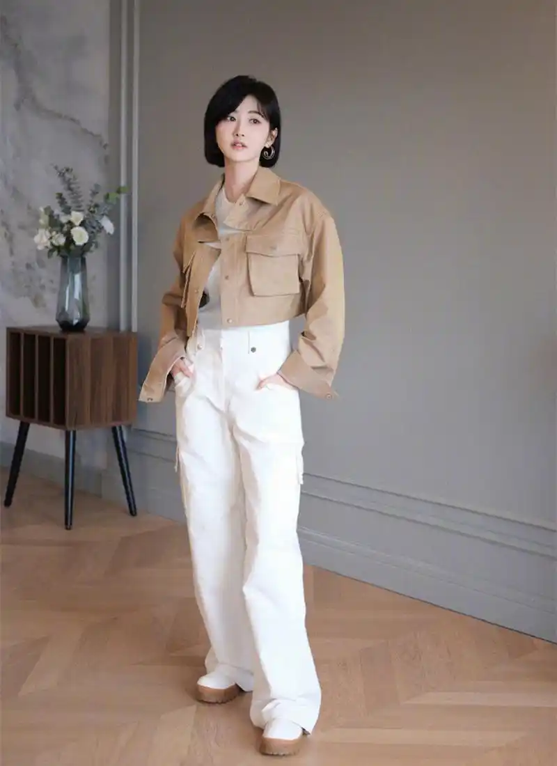 景甜的这款穿搭看似简约却不简单,无论是单品的搭配,还是色彩的组合