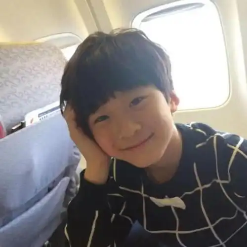 14岁接吻照片被公开,女方身材出众惹争议|恋爱|森碟|张悦轩|小情侣