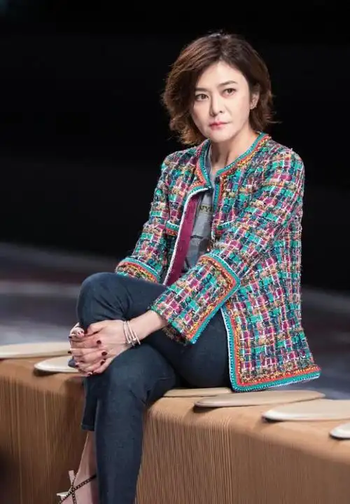 61岁关之琳剪了短发减龄20岁,穿绿外套配牛仔裤,完全没有大妈味