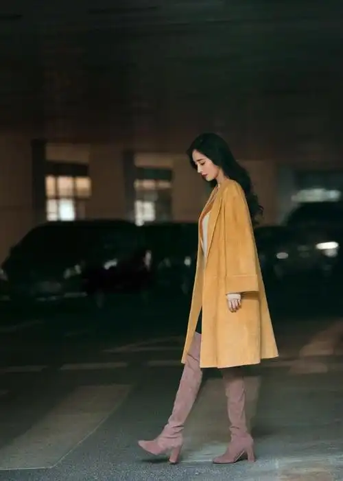 杨幂真会打扮姜黄色大衣内搭毛衣亮相大波浪卷发配长筒靴好美