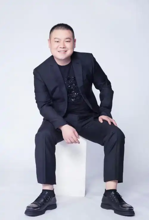 也就在此刻,岳云鹏想到了在农村过着艰苦生活的兄弟姐妹们.