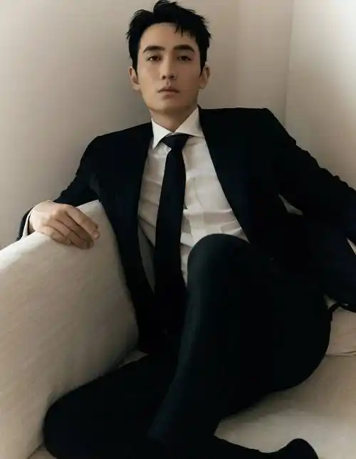 男星朱一龙时尚写真:温文尔雅,风度翩翩