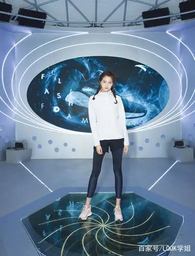 关晓彤双麻花辫太可爱了,和181身高的张继科站一起不输腿