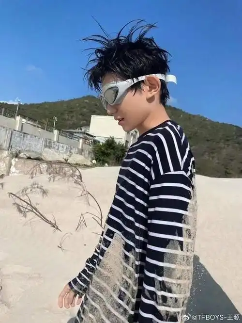 王源出道十年来大部分的时间都交给了音乐,特别是近几年.