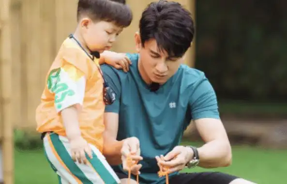 过度溺爱吴奇隆5岁儿子被拍到在他怀里上蹿下跳这么大娃还抱着