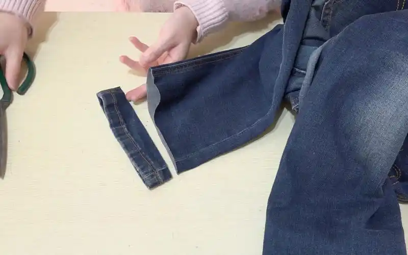 牛仔裤裤脚剪一圈有什么用?巧手媳妇这么做,成品好看又实用