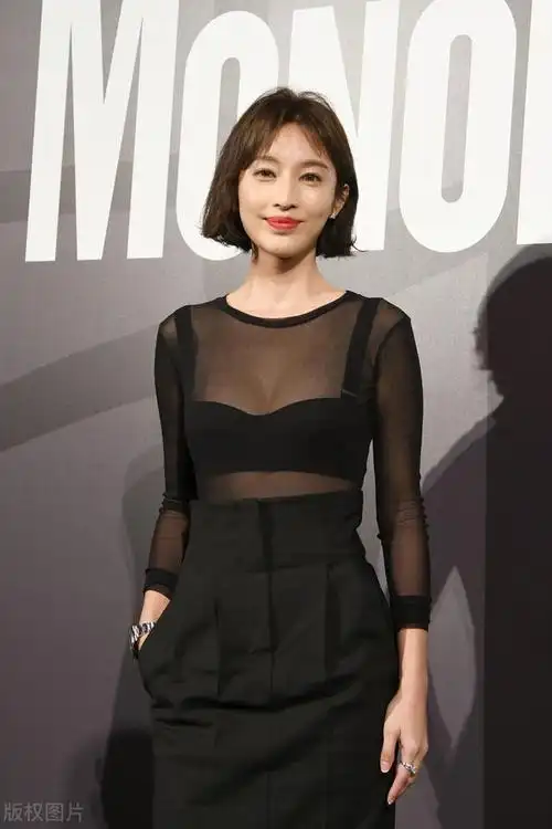 张俪才是深藏不露薄纱上衣配高腰裤又酷又美曲线身材更迷人