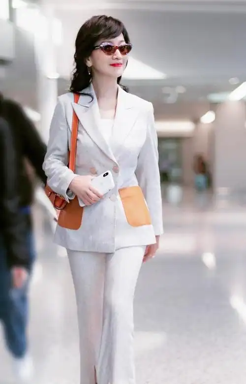 64岁赵雅芝这么穿才气质,卡其色西装优雅又知性,卷发披肩好温柔