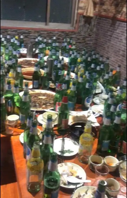 河南一群年轻人聚餐留下144个空酒瓶店主客人走时都很清醒