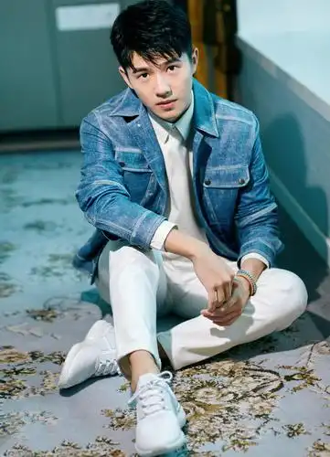 刘昊然的这套穿搭颜色上很是清新,内搭一件简单的白色衬衫,外穿一件