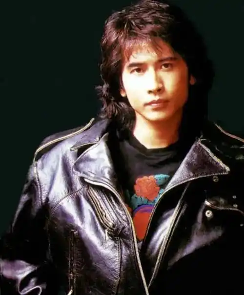 63岁的齐秦已经老态龙钟_歌曲_酒精_歌声