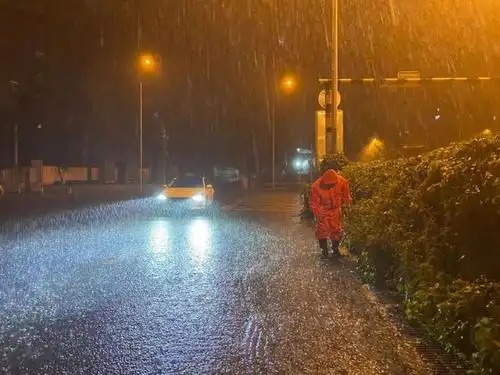 北京暴雨夜里的守桥人