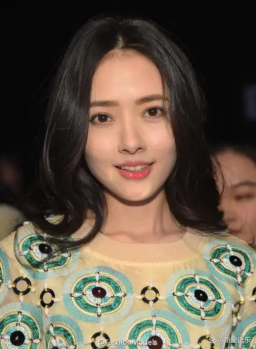 近日,有网友曝光了郭碧婷在摄影棚拍摄的一组照片,引发了众多网友的