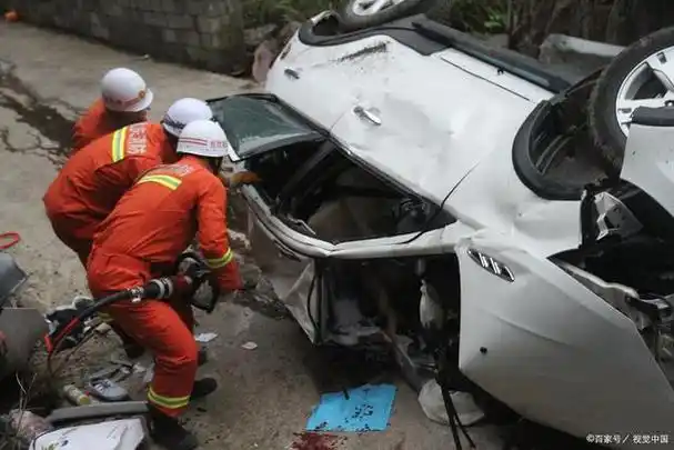 车辆百米飞速撞进服务区 男子被怼飞!同伴吓得愣在原地!