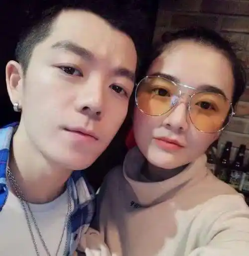 王栎鑫晒出聊天记录,有谁注意到他对老婆的备注_王悦欣_李现_照片