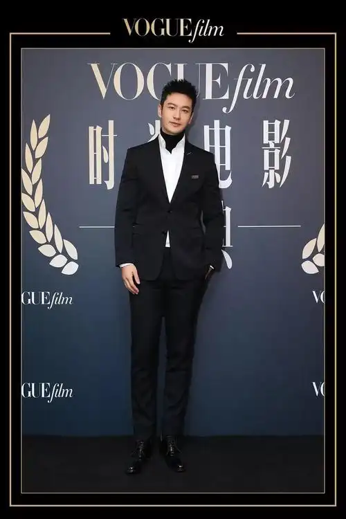 黄晓明身穿dior homme西装,黑色高领衫打破沉闷,精致有趣,整体挺拔