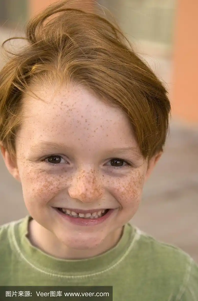 红发微笑男孩,雀斑脸和门牙松动的孩子